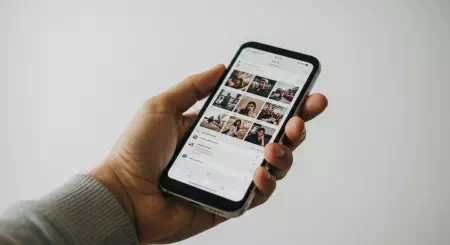 スマートフォンを使う手元