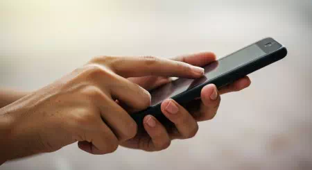 スマートフォンを使う手元