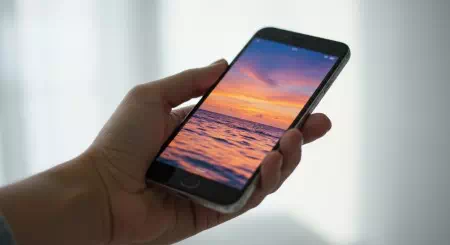 スマートフォンを使う手元