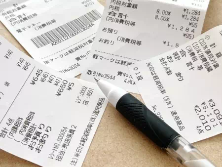 大量のレシートとペン