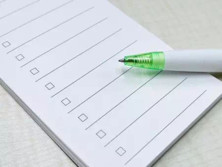 メモ帳のチェックリストとペン